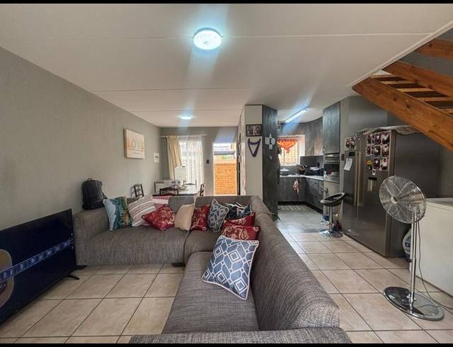 2 BEDROOM TOWNHOUSE FOR SALE IN STRUBENSVALLEI